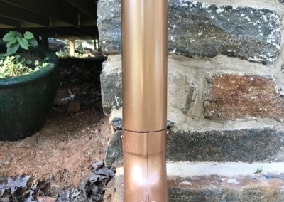 Bottom elbow in copper metallic. The curled up edge makes it strong and very safe for kids und everyone. No risk for cuts.