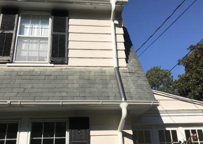 Round downspouts in white and anthracite